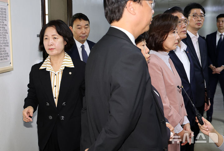 [서울=뉴시스] 김명년 기자 = 추미애 국회 법제사법위원장이 22일 오전 서울 여의도 국회 법사위원장실 앞에서 기자회견하는 나경원 국민의힘 의원 등을 지나쳐 회의실로 향하고 있다. 2025.09.22. kmn@newsis.com