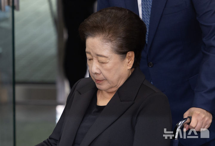 [서울=뉴시스] 황준선 기자 = 청탁금지법과 정치자금법 위반 등 혐의를 받는 한학자 통일교 총재가 지난달 22일 오후 서울 서초구 서울중앙지방법원에서 열린 영장실질심사(구속 전 피의자 심문)에 출석하고 있다. 2025.09.22. hwang@newsis.com