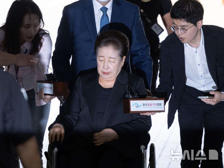 [서울=뉴시스] 황준선 기자 = 청탁금지법과 정치자금법 위반 등 혐의를 받는 한학자 통일교 총재가 22일 오후 서울 서초구 서울중앙지방법원에서 열린 영장실질심사(구속 전 피의자 심문)에 출석하고 있다. 2025.09.22. hwang@newsis.com