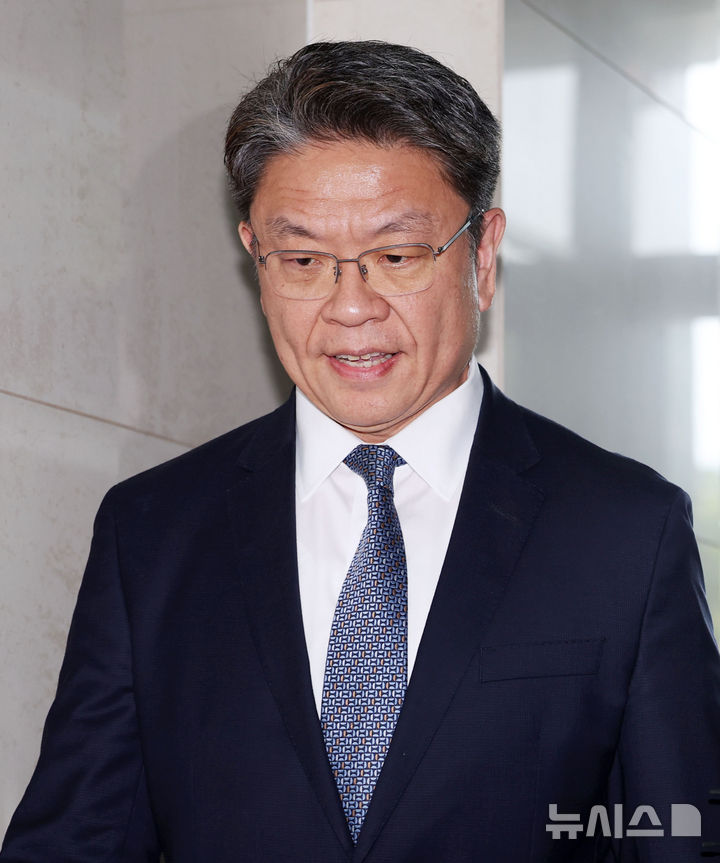 [서울=뉴시스] 홍효식 기자 = 이시원 전 대통령실 공직기강비서관이 22일 오후 서울 서초구 순직해병 특검 사무실에 피의자 조사를 받기 위해 출석하고 있다. 2025.09.22. yesphoto@newsis.com