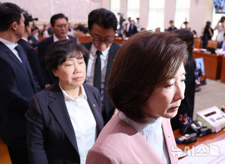 [서울=뉴시스] 김명년 기자 = 나경원 의원 등 국민의힘 법제사법위원들이 22일 오전 서울 여의도 국회 법사위 전체회의에서 추미애 위원장이 정회를 선포하자 회의장을 떠나고 있다. 2025.09.22. kmn@newsis.com