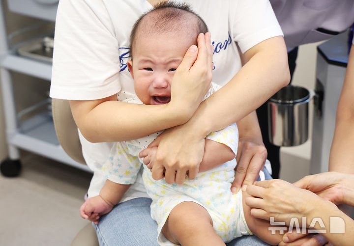 [수원=뉴시스] 김종택 기자 = '2회 접종 대상' 어린이의 인플루엔자(독감) 국가 예방접종이 시작된 22일 경기 수원시 영통구 아이블리소아청소년과의원에서 한 영유아가 인플루엔자 예방접종을 하고 있다. (공동취재) 2025.09.22. photo@newsis.com