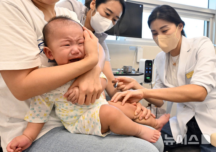 [수원=뉴시스] 김종택 기자 = '2회 접종 대상' 어린이의 인플루엔자(독감) 국가 예방접종이 시작된 22일 경기 수원시 영통구 아이블리소아청소년과의원에서 한 영유아가 인플루엔자 예방접종을 하고 있다. (공동취재) 2025.09.22. photo@newsis.com