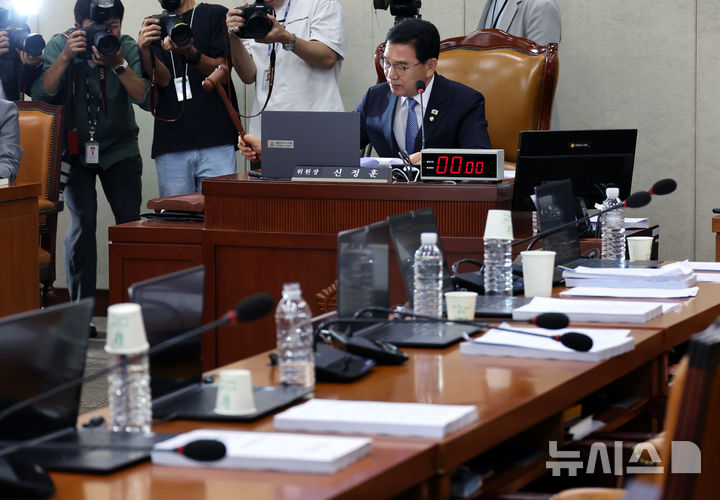 [서울=뉴시스] 김금보 기자 = 정부조직법 일부개정법률안이 22일 오전 서울 여의도 국회에서 열린 행정안전위원회 전체회의에서 더불어민주당 등 여당의 주도로 통과되고있다. 2025.09.22. kgb@newsis.com