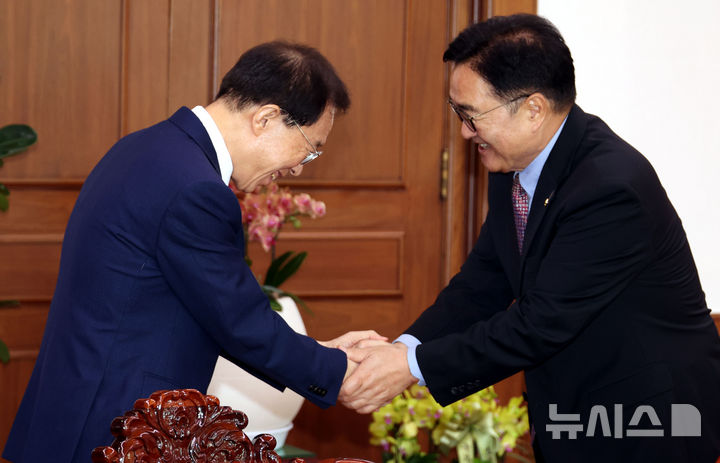 [서울=뉴시스] 조성봉 기자 = 우원식 국회의장이 22일 서울 여의도 국회 집무실에서 이석연 국민통합위원회 위원장을 접견하며 악수하고 있다. 2025.09.22. suncho21@newsis.com