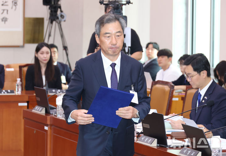 [서울=뉴시스] 고승민 기자 = 윤재순 전 대통령실 총무비서관이 22일 서울 여의도 국회에서 열린 법제사법위원회의 검찰개혁 입법청문회에서 증인선서를 마친 후 선서문 제출을 위해 추미애 법사위원장에게 향하고 있다. 2025.09.22. kkssmm99@newsis.com