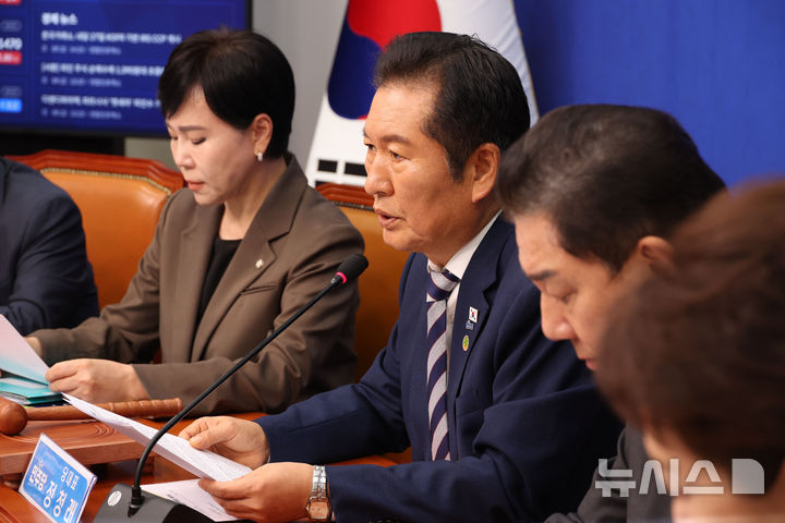 [서울=뉴시스] 조성봉 기자 = 정청래 더불어민주당 대표가 지난 22일 오후 서울 여의도 국회에서 열린 최고위원회의에서 발언을 하고 있다. 2025.09.22. suncho21@newsis.com