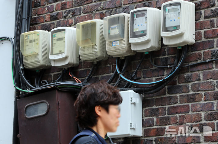 [서울=뉴시스] 김혜진 기자 = 22일 서울 시내 한 주택가에 전기계량기가 작동되고 있다.2025.09.22. jini@newsis.com