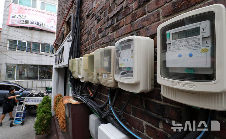 [서울=뉴시스] 김혜진 기자 = 22일 서울 시내 한 주택가에 전기계량기가 작동되고 있다. 2025.09.22. jini@newsis.com