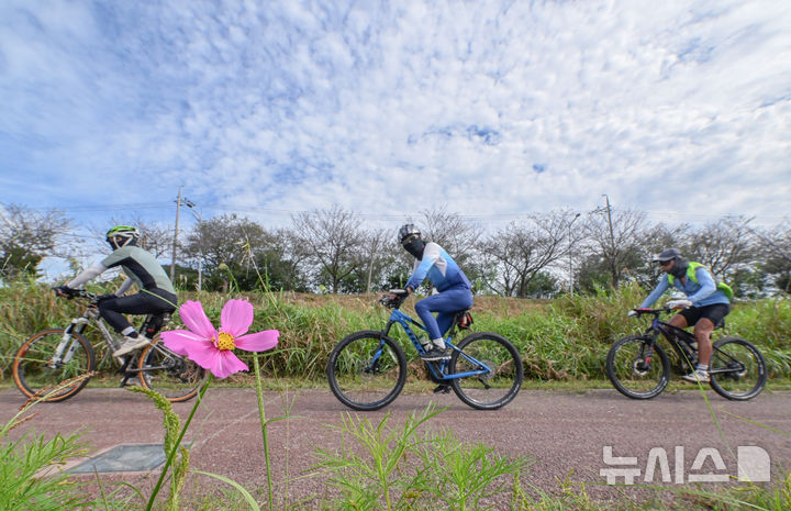 [광주=뉴시스] 이영주 기자 = 절기상 낮과 밤의 길이가 같아지는 추분을 하루 앞둔 22일 오후 광주 서구 서창동 영산강변에서 시민들이 자전거를 타고 있다. 2025.09.22. leeyj2578@newsis.com