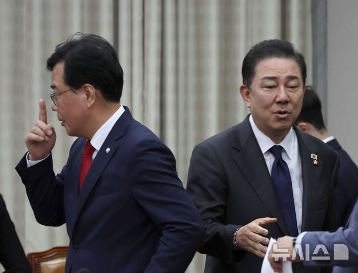 [서울=뉴시스] 김금보 기자 = 김병기 더불어민주당 원내대표와 송언석 국민의힘 원내대표가 22일 오후 서울 여의도 국회에서 열린 국회운영위원회 전체회의에서 악수한 뒤 이동하고 있다. 2025.09.22. kgb@newsis.com