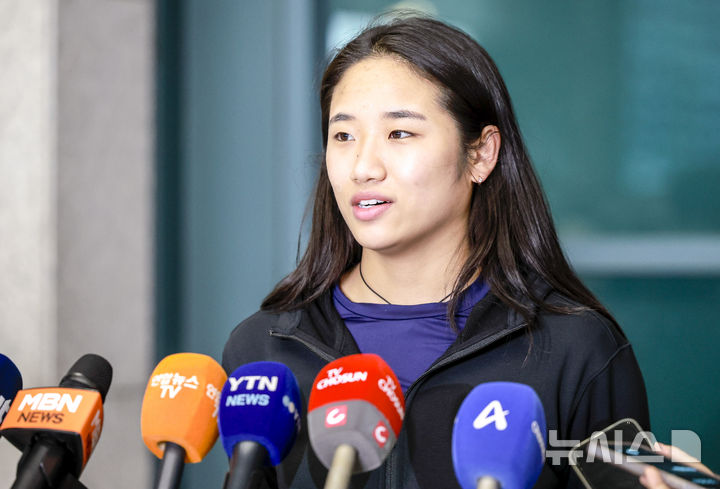 [인천공항=뉴시스] 정병혁 기자 = 중국 마스터스 2연패를 달성한 배드민턴 여자단식 세계랭킹 1위 안세영이 22일 인천국제공항을 통해 귀국하며 취재진 질문에 답하고 있다. 2025.09.22. jhope@newsis.com