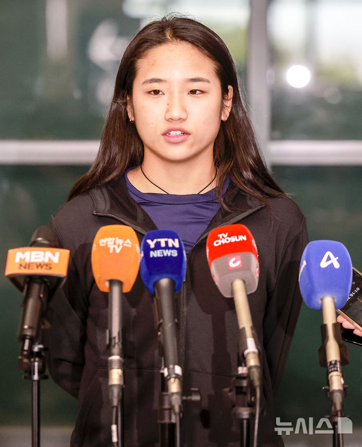 [인천공항=뉴시스] 정병혁 기자 = 중국 마스터스 2연패를 달성한 배드민턴 여자단식 세계랭킹 1위 안세영이 22일 인천국제공항을 통해 귀국하며 취재진 질문에 답하고 있다. 2025.09.22. jhope@newsis.com