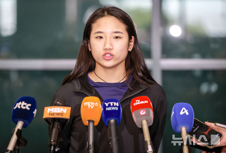 [인천공항=뉴시스] 정병혁 기자 = 중국 마스터스 2연패를 달성한 배드민턴 여자단식 세계랭킹 1위 안세영이 22일 인천국제공항을 통해 귀국하며 취재진 질문에 답하고 있다. 2025.09.22. jhope@newsis.com