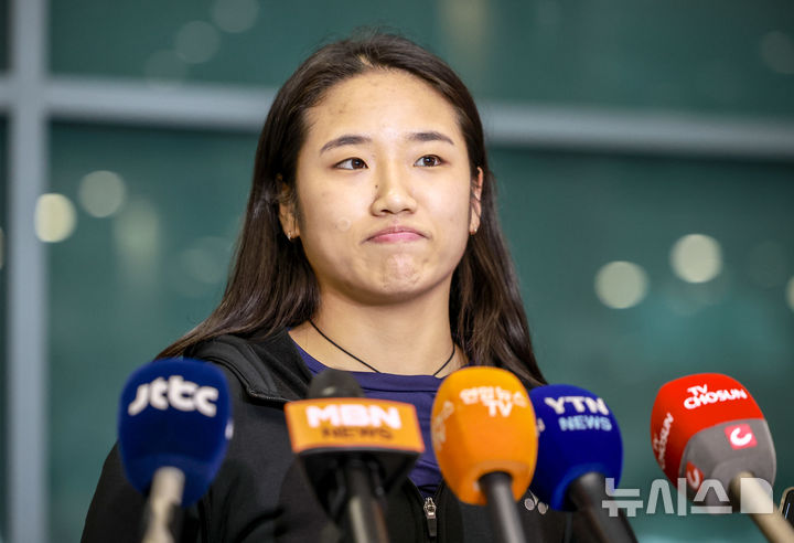 [인천공항=뉴시스] 정병혁 기자 = 중국 마스터스 2연패를 달성한 배드민턴 여자단식 세계랭킹 1위 안세영이 22일 인천국제공항을 통해 귀국하며 인터뷰에 앞서 미소를 짓고 있다. 2025.09.22. jhope@newsis.com