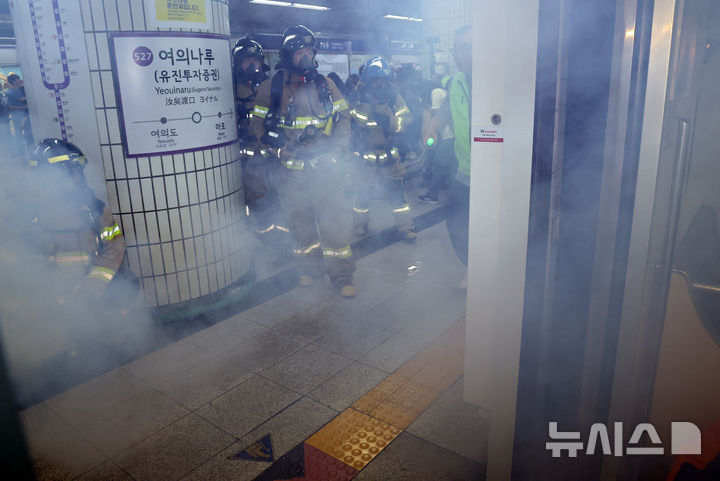 [서울=뉴시스] 최진석 기자 = 22일 서울 영등포구 여의나루역 일대에서 열린 2025 서울시 재난대응 안전한국훈련에서 소방대원들이 전동차 화재 훈련을 하고 있다. 2025.09.22. myjs@newsis.com