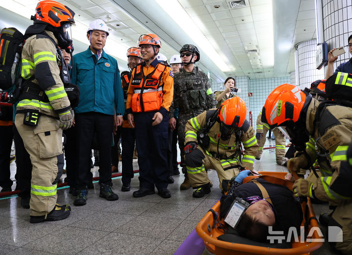 [서울=뉴시스] 최진석 기자 = 오세훈 서울시장이 22일 서울 영등포구 여의나루역 일대에서 열린 2025 서울시 재난대응 안전한국훈련에서 요구조자 이송에 앞서 설명을 듣고 있다. 2025.09.22. myjs@newsis.com