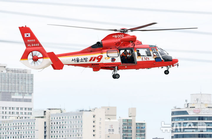 [서울=뉴시스] 최진석 기자 = 22일 서울 영등포구 여의나루역 일대에서 열린 2025 서울시 재난대응 안전한국훈련에서 서울소방 119 헬리콥터가 부상자 이송 훈련을 하고 있다. 2025.09.22. myjs@newsis.com