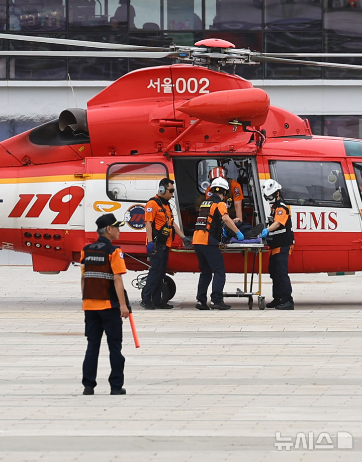 [서울=뉴시스] 최진석 기자 = 22일 서울 영등포구 여의나루역 일대에서 열린 2025 서울시 재난대응 안전한국훈련에서 서울소방 119 헬리콥터가 부상자 이송 훈련을 하고 있다. 2025.09.22. myjs@newsis.com