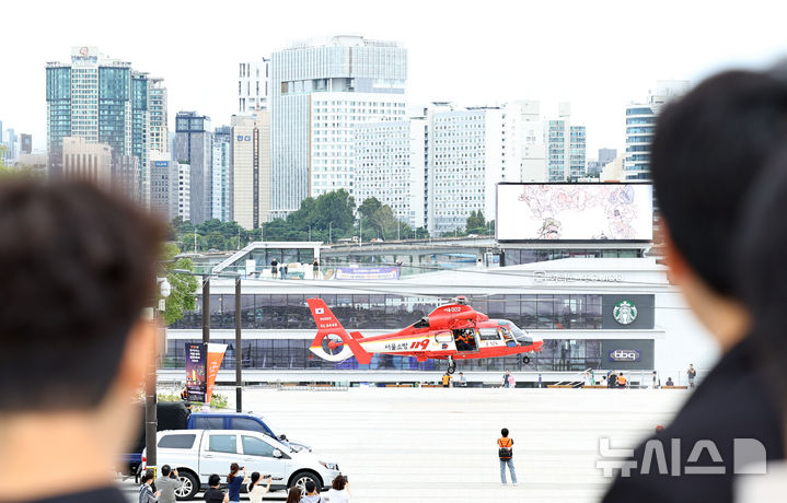 [서울=뉴시스] 최진석 기자 = 22일 서울 영등포구 여의나루역 일대에서 열린 2025 서울시 재난대응 안전한국훈련에서 서울소방 119 헬리콥터가 부상자이송을 하고 있다. 2025.09.22. myjs@newsis.com