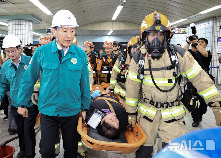 [서울=뉴시스] 최진석 기자 = 오세훈 서울시장이 22일 서울 영등포구 여의나루역 일대에서 열린 2025 서울시 재난대응 안전한국훈련에서 요구조자를 이송하고 있다. 2025.09.22. myjs@newsis.com