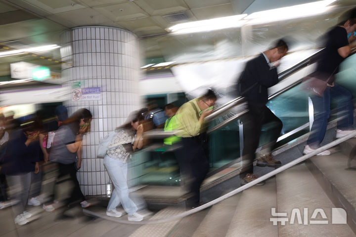 [서울=뉴시스] 최진석 기자 = 22일 서울 영등포구 여의나루역 일대에서 열린 2025 서울시 재난대응 안전한국훈련에서 참가자들이 신속하게 대피하고 있다. 2025.09.22. myjs@newsis.com