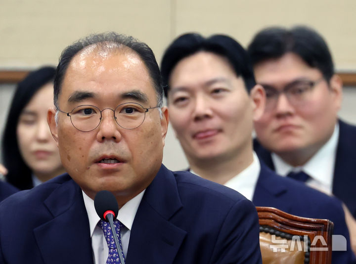 [서울=뉴시스] 고승민 기자 = 신응석 전 남부지방검찰청장이 22일 서울 여의도 국회에서 열린 법제사법위원회의 검찰개혁 입법청문회에서 증인으로 출석해 서영교 더불어민주당 의원 질의에 답하고 있다. 2025.09.22. kkssmm99@newsis.com