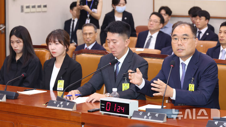 [서울=뉴시스] 고승민 기자 = 신응석 전 남부지방검찰청장이 22일 서울 여의도 국회에서 열린 법제사법위원회의 검찰개혁 입법청문회에서 증인으로 출석해 서영교 더불어민주당 의원 질의에 답하고 있다. 2025.09.22. kkssmm99@newsis.com