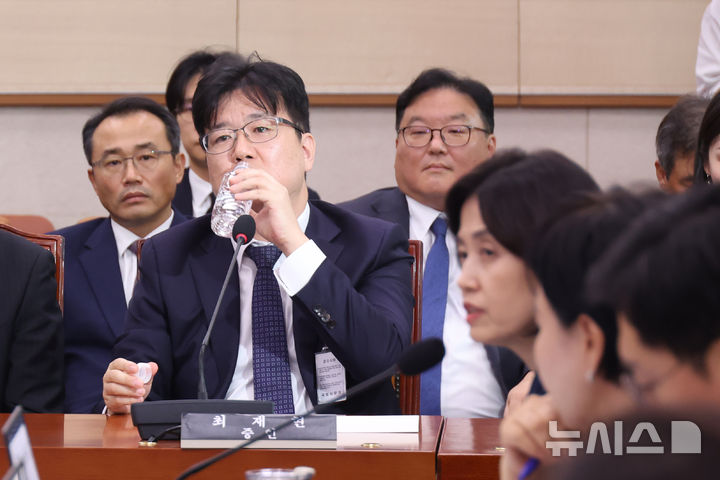 물 마시는 최재현 검사