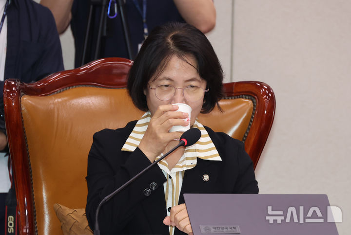 [서울=뉴시스] 고승민 기자 = 추미애 국회 법사위원장이 22일 서울 여의도 국회에서 열린 법제사법위원회의 검찰개혁 입법청문회에서 물을 마시고 있다. 2025.09.22. kkssmm99@newsis.com