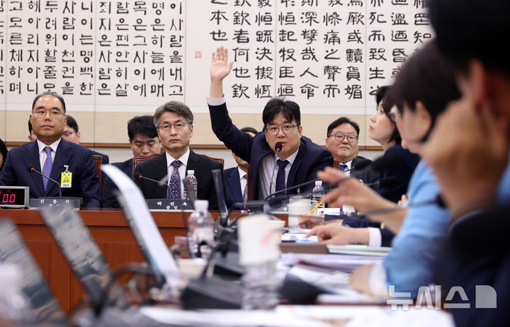 손 들어 발언 요청하는 최재현 검사