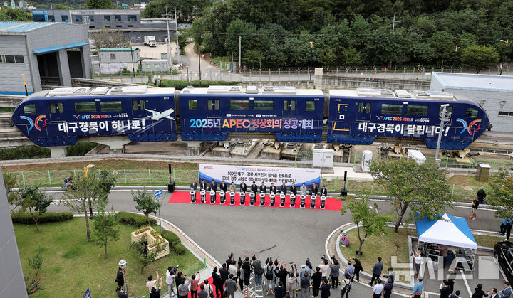 [대구=뉴시스] 이무열 기자 = 22일 대구 북구 대구도시철도공사 칠곡 차량기지에서 열린 ‘대구·경북 APEC 열차’ 출발 행사에서 김정기 대구시 권한대행과 이철우 경북도지사를 비롯한 내빈들이 APEC 열차 출발 퍼포먼스를 하고 있다. 2025.09.22. lmy@newsis.com