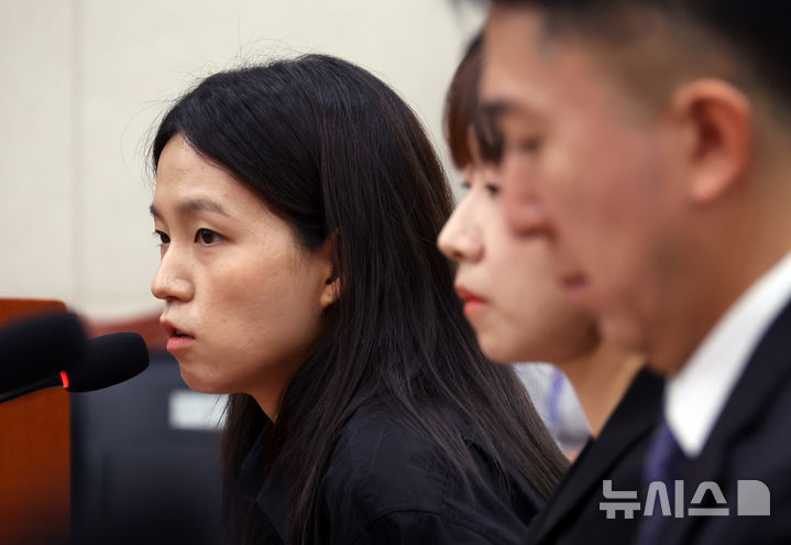 [서울=뉴시스] 고승민 기자 = 김정민 서울 남부지검 수사관이 22일 서울 여의도 국회에서 열린 법제사법위원회의 검찰개혁 입법청문회에서 전현희 더불어민주당 의원 질의에 답하고 있다. 2025.09.22. kkssmm99@newsis.com