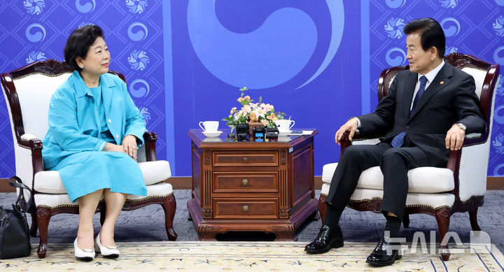 [서울=뉴시스] 추상철 기자 = 정동영 통일부 장관이 22일 오후 서울 종로구 정부서울청사에서 현정은 현대그룹 회장을 접견하고 있다. 2025.09.22. scchoo@newsis.com