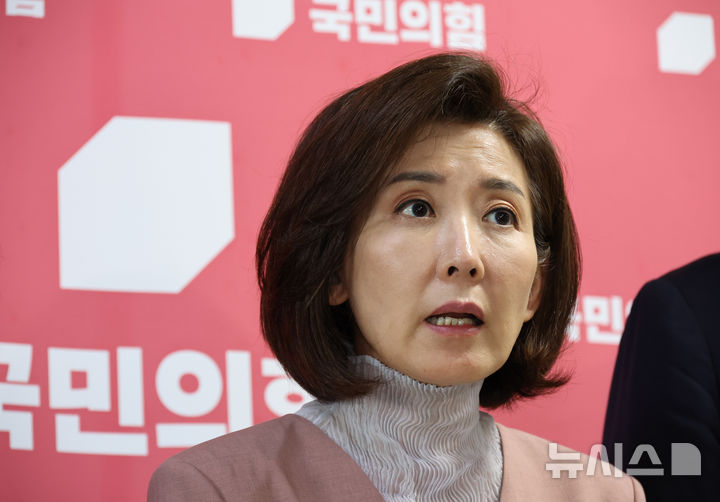 [서울=뉴시스] 김금보 기자 = 나경원 국민의힘 의원을 비롯한 법제사법위원회 의원들이 22일 오후 서울 여의도 국회에서 추미애 법제사법위원회 위원장의 국민의힘 의원 발언권 제한 등 상임위 운영 관련 기자회견을 하고 있다. 2025.09.22. kgb@newsis.com