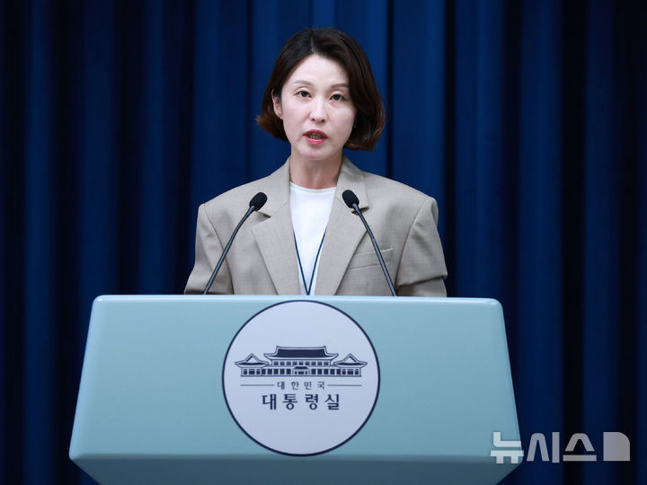 [서울=뉴시스] 고범준 기자 = 안귀령 대통령비서실 부대변인이 22일 서울 용산 대통령실 청사에서 비서실장 주재 수석보좌관회의 관련 브리핑을 하고 있다. 2025.09.22. bjko@newsis.com
