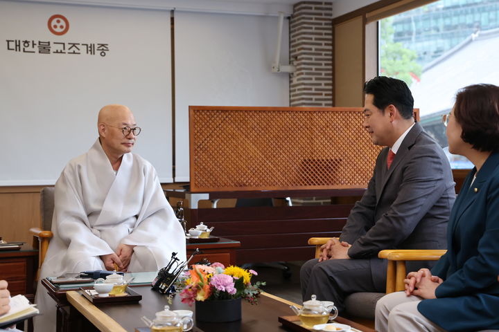 [서울=뉴시스] 고승민 기자 = 장동혁 국민의힘 대표가 22일 서울 조계사를 찾아 총무원장 진우스님과 대화하고 있다. (사진=국민의힘 제공) 2025.09.22. photo@newsis.com *재판매 및 DB 금지