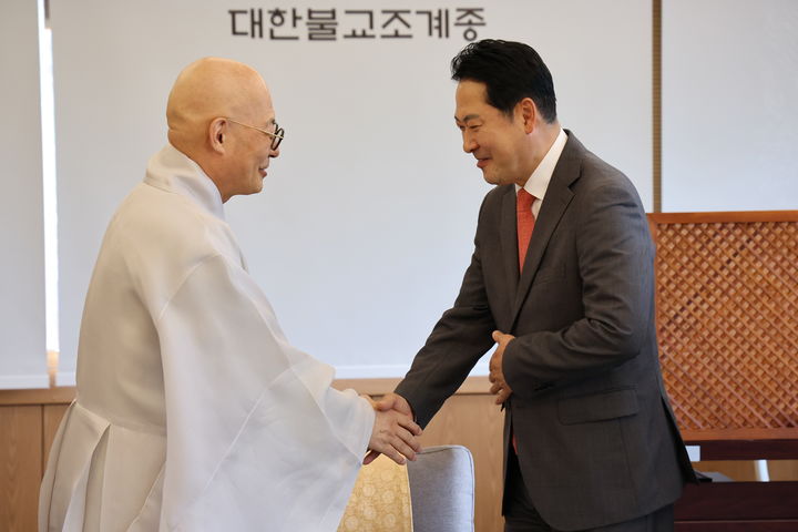 [서울=뉴시스] 고승민 기자 = 장동혁 국민의힘 대표가 지난달 22일 서울 조계사를 찾아 총무원장 진우스님과 인사하고 있다. (사진=국민의힘 제공) 2025.09.22. photo@newsis.com *재판매 및 DB 금지