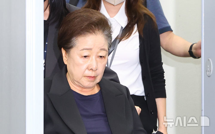 [서울=뉴시스] 황준선 기자 = 청탁금지법과 정치자금법 위반 등 혐의를 받는 한학자 통일교 총재가 지난달 22일 오후 서울 서초구 서울중앙지방법원에서 열린 영장실질심사(구속 전 피의자 심문)을 마친 뒤 법정을 나서고 있다. 2025.10.10. hwang@newsis.com