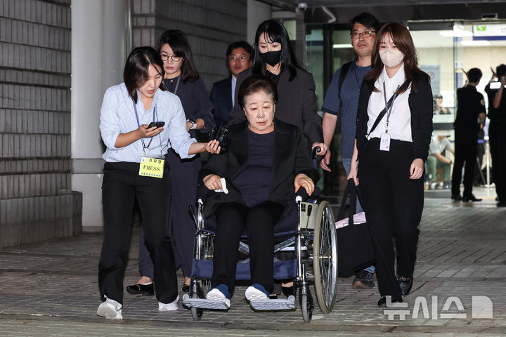 [서울=뉴시스] 황준선 기자 = 청탁금지법과 정치자금법 위반 등 혐의를 받는 한학자 통일교 총재가 22일 오후 서울 서초구 서울중앙지방법원에서 열린 영장실질심사(구속 전 피의자 심문)을 마친 뒤 법정을 나서고 있다. (공동취재) 2025.09.22. photo@newsis.com