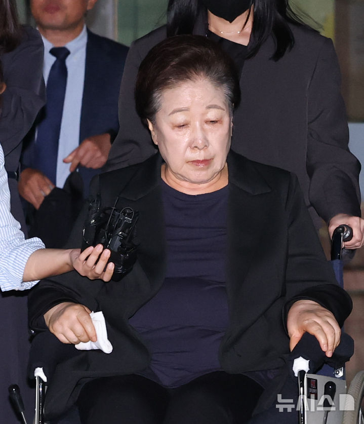 [서울=뉴시스] 황준선 기자 = 청탁금지법과 정치자금법 위반 등 혐의를 받는 한학자 통일교 총재가 22일 오후 서울 서초구 서울중앙지방법원에서 열린 영장실질심사(구속 전 피의자 심문)을 마친 뒤 법정을 나서고 있다. (공동취재) 2025.09.22. photo@newsis.com