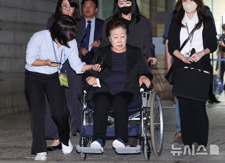 [서울=뉴시스] 황준선 기자 = 청탁금지법과 정치자금법 위반 등 혐의를 받는 한학자 통일교 총재가 지난 9월 서울 서초구 서울중앙지방법원에서 열린 영장실질심사(구속 전 피의자 심문)을 마친 뒤 법정을 나서고 있다. (공동취재) 2025.09.22. photo@newsis.com