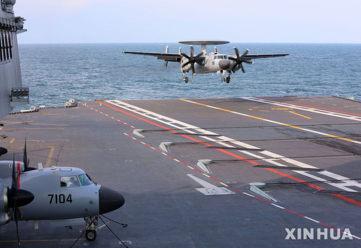 [베이징=신화/뉴시스] 중국 해군이 22일 자국 세 번째 항공모함인 푸젠호에서 3종의 함재기를 이용한 전자기 캐터펄트(사출장치) 이착륙 시험을 성공적으로 마쳤다고 밝혔다. 사진은 쿵징(KJ)-600 함재기가 푸젠호에 착륙하는 모습. 2025.09.23