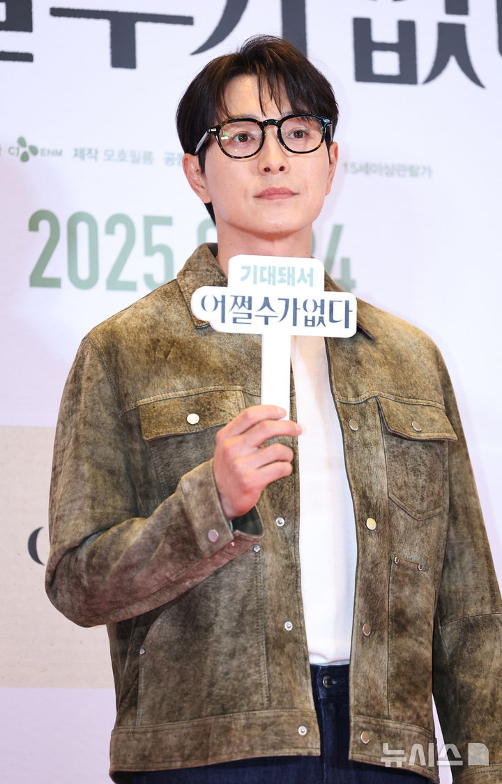 [서울=뉴시스] 최진석 기자 = 배우 정성일이 22일 오후 서울 용산구 CGV용산아이파크몰에서 영화 '어쩔수가없다' VIP시사회에서 포즈를 취하고 있다. 2025.09.22. myjs@newsis.com