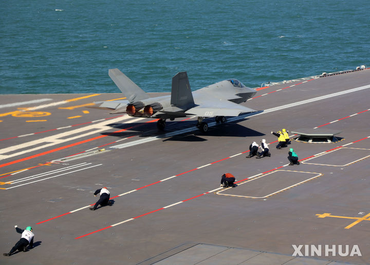 [베이징=신화/뉴시스] ﻿﻿중국의 세 번째 항공모함인 ‘푸젠(福建)호’가 6일 공식 취역할 가능성이 제기됐다. 사진은 젠(J)-35 함재기가 푸젠호에서 이륙하는 모습. 2025.11.05