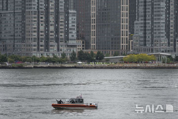 [AP/뉴시스] 22일 미 뉴욕경찰이 유엔본부 인근의 이스트 리버를 보트로 순찰하고 있다