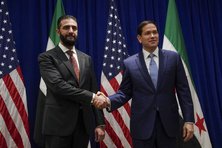 [뉴욕=AP/뉴시스] 아메드 알샤라(왼쪽) 시리아 임시 대통령과 마코 루비오 미국 국무장관이 지난 9월 22일(현지 시간) 미국 뉴욕의 롯데 팰리스 호텔에서 만나 악수하고 있다. 2025.11.07.