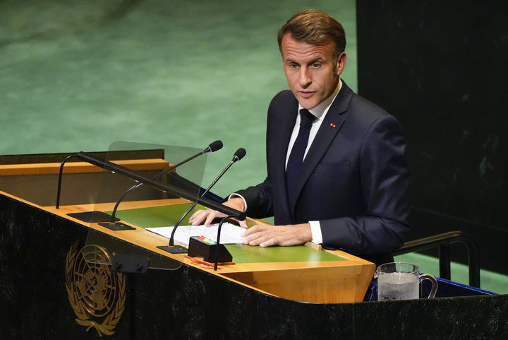 [뉴욕=신화/뉴시스] 에마뉘엘 마크롱 프랑스 대통령은 9일(현지 시간) 이스라엘과 팔레스타인 무장 정파 하마스가 가자지구 전쟁 종전 1단계에 합의한 데 대해 환영한다는 입장을 밝혔다. 사진은 마크롱 대통령이 지난달 22일 유엔 본부에서 팔레스타인 사안의 평화적 해결과 두 국가 해법 실행을 논의하는 고위급 국제회의를 주재하는 모습. 2025.10.09. 