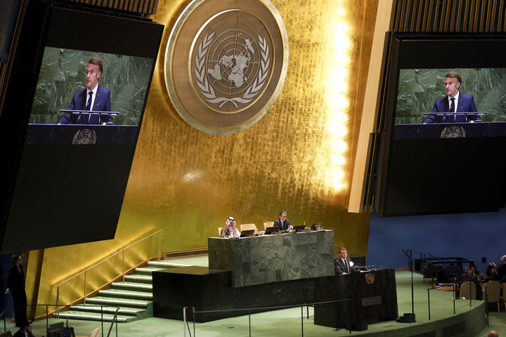[뉴욕=AP/뉴시스] 에마뉘엘 마크롱 프랑스 대통령이 22일(현지 시간) 미국 뉴욕 유엔본부에서 이스라엘-팔레스타인 '두 국가 해법'에 대한 지지를 높이기 위한 고위급 회의에서 연설하고 있다. 2025.09.23.