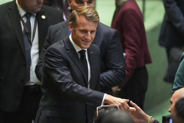 [뉴욕=AP/뉴시스] 에마뉘엘 마크롱 프랑스 대통령이 22일(현지 시간) 미국 뉴욕 유엔본부 유엔총회장에 도착한 대표단에 인사하고 있다. 마크롱 대통령은 이날 중동 평화와 이스라엘-팔레스타인 '두 국가 해법'에 관한 국제 회의를 주재하면서 "프랑스는 팔레스타인 국가 지위를 공식 인정한다"고 선언했다. 2025.09.23.